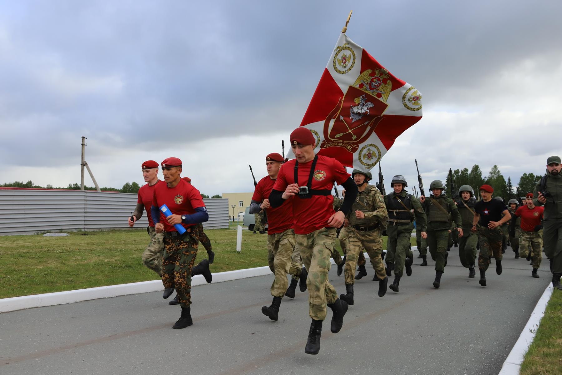 Фото Краповые береты получили шестеро бойцов Росгвардии в Новосибирской области 4